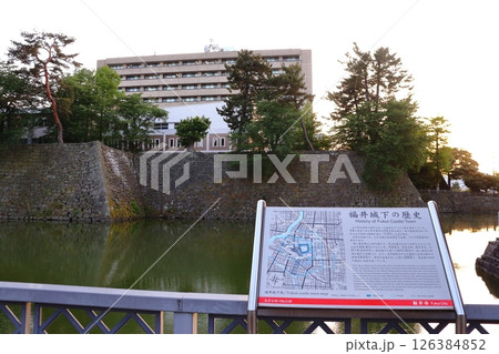 福井城の石垣と内堀、本丸跡の福井県議会 福井城の石垣と内堀、本丸跡の福井県議会 126384852