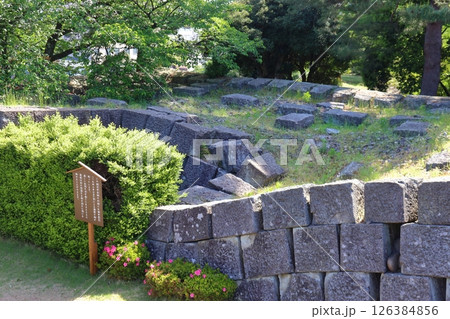 福井城の本丸に展示された地震で壊れた石垣 福井城の本丸に展示された地震で壊れた石垣 126384856