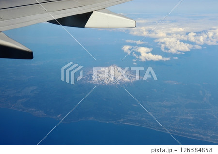 飛行機から眺める鳥海山 126384858