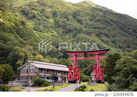山形　出羽三山　湯殿山神社大鳥居 126384876