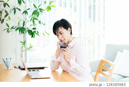 家計について考える中高年女性 126385063