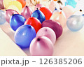 沢山の風船 126385206