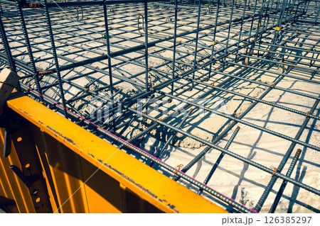 基礎工事中の一戸建て住宅 床の配筋　b-3 暖色寒色強調　 126385297