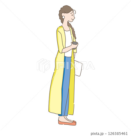 スマホを持って立っている女性 126385461