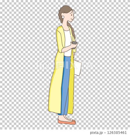 スマホを持って立っている女性 126385461