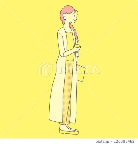 スマホを持って立っている女性 スマホを持って立っている女性 126385462