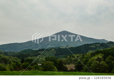 岩手県盛岡市玉山地区渋民のきれいな円錐形の山の姫神山 岩手県盛岡市玉山地区渋民のきれいな円錐形の山の姫神山 126385656