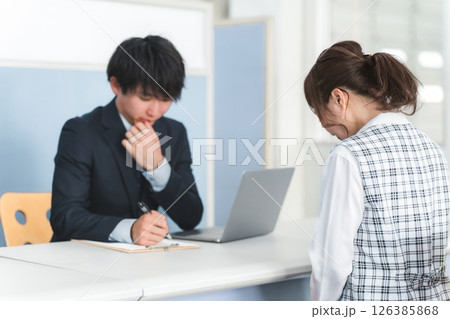 女性社員を面接,面談する男性ビジネスマン（派遣社員,パート,契約社員） 126385868