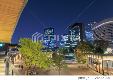 春の大阪城 城テラスの夜景(大阪府大阪市中央区) 春の大阪城 城テラスの夜景(大阪府大阪市中央区) 126385900