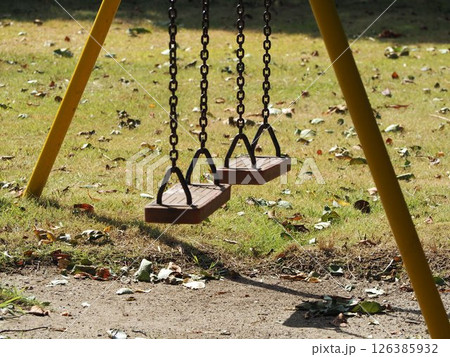 公園の遊具　ブランコ	 126385932