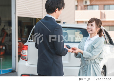 女性客から車の鍵を預かる営業マン,セールスマンの男性スタッフ 126386622