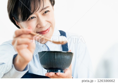 食事介助をする女性 126386662