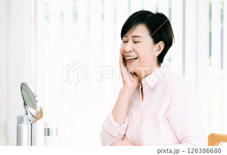 スキンケアをするシニア女性 スキンケアをするシニア女性 126386680