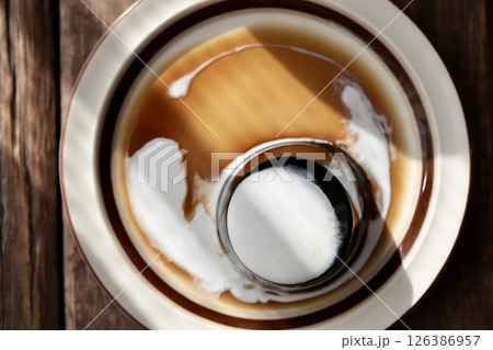 コーヒーミルクをかけた寒天で作ったコーヒーゼリー 126386957