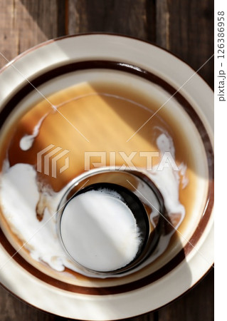 コーヒーミルクをかけた寒天で作ったコーヒーゼリー 126386958