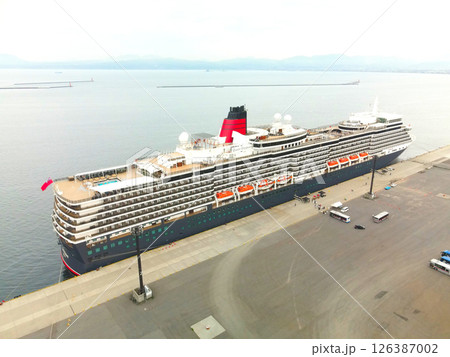 春の北海道函館市函館港に寄港するクルーズ船クイーンエリザベス号の風景を空撮 126387002