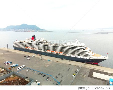 春の北海道函館市函館港に寄港するクルーズ船クイーンエリザベス号の風景を空撮 126387005