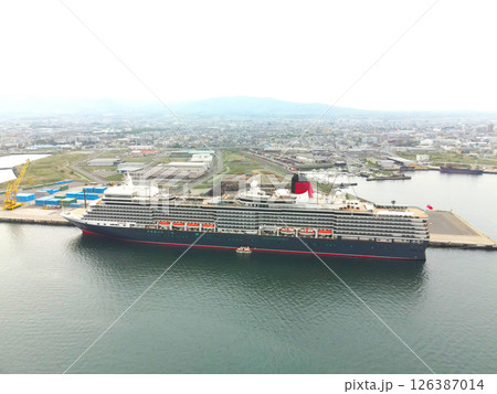 春の北海道函館市函館港に寄港するクルーズ船クイーンエリザベス号の風景を空撮 126387014