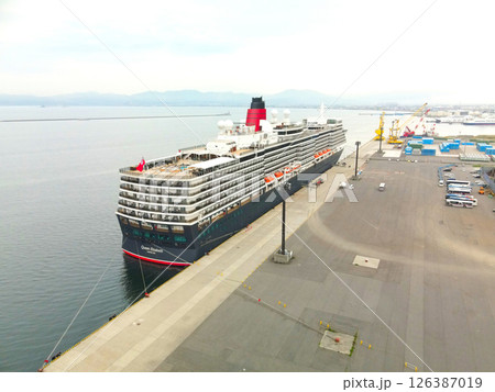 春の北海道函館市函館港に寄港するクルーズ船クイーンエリザベス号の風景を空撮 126387019