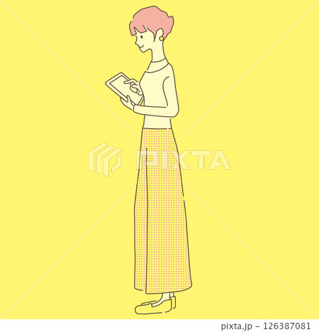 タブレットを見ている女性 126387081