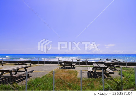千葉県南房総市の和田浦海水浴場の青い空と海 千葉県南房総市の和田浦海水浴場の青い空と海 126387104