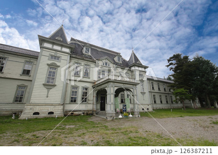国の重要文化財 ルネッサンス様式の旧米沢高等工業学校本館 国の重要文化財 ルネッサンス様式の旧米沢高等工業学校本館 126387211