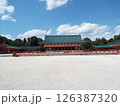 京都の観光名所の平安神宮の境内 126387320