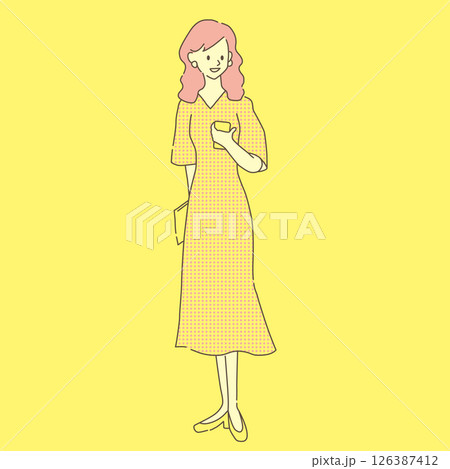 スマホを見る女性 126387412