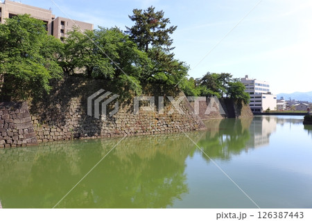福井城の御本城橋から見た水堀 126387443