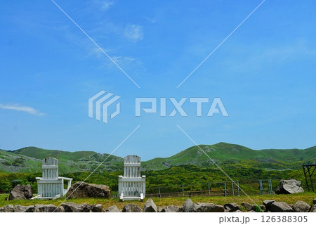 カルスト台地から見上げるカルストの情景 126388305