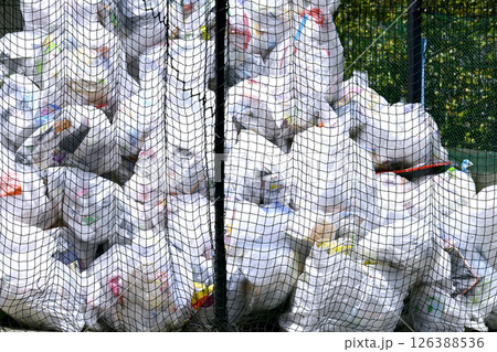 日本の横浜都市景観 プラスチック製容器包装の収集日。街中で見かけた山積みになっているゴミ集積場=横浜 日本の横浜都市景観 プラスチック製容器包装の収集日。街中で見かけた山積みになっているゴミ集積場=横浜 126388536