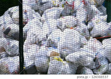 日本の横浜都市景観　プラスチック製容器包装の収集日。街中で見かけた山積みになっているゴミ集積場＝横浜 126388537