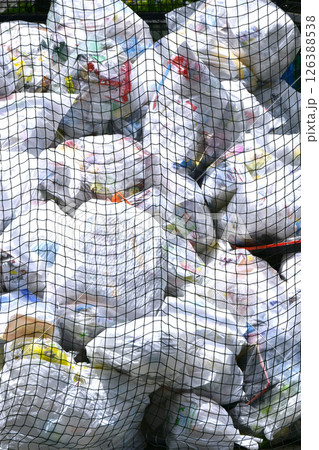 日本の横浜都市景観　プラスチック製容器包装の収集日。街中で見かけた山積みになっているゴミ集積場＝横浜 126388538
