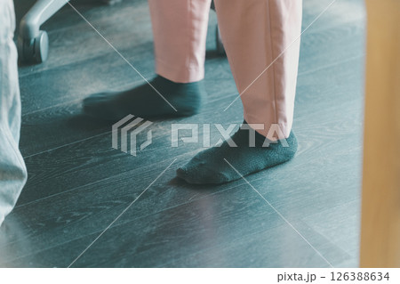 靴を脱ぐデスクワーカー 126388634