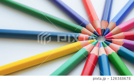 Close-up of colored pencils arranged in a radial pattern. The vibrant hues fan out from a central point, symbolizing creativity, diversity, and unity. ideal for education, art, or design themes 126388678