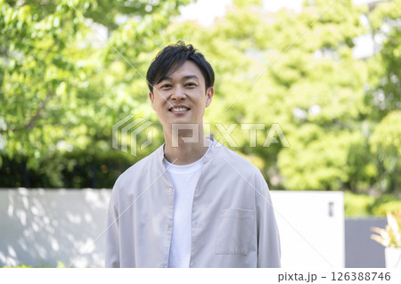 カメラ目線で笑顔の40代前半の男性 126388746