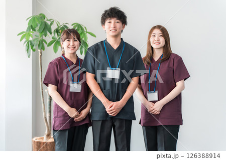 スクラブを着た医師,ドクター,看護師の男女スタッフ 126388914