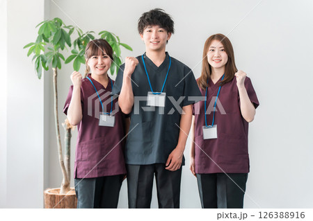 スクラブを着た医師,ドクター,看護師の男女スタッフ スクラブを着た医師,ドクター,看護師の男女スタッフ 126388916