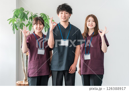 スクラブを着た医師,ドクター,看護師の男女スタッフ スクラブを着た医師,ドクター,看護師の男女スタッフ 126388917