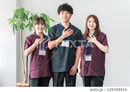 スクラブを着た医師,ドクター,看護師の男女スタッフ スクラブを着た医師,ドクター,看護師の男女スタッフ 126388918