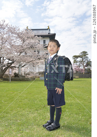 春の北海道松前町松前城址公園で新一年生のポートレートを撮影 春の北海道松前町松前城址公園で新一年生のポートレートを撮影 126388967