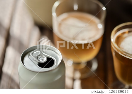 空き缶とビアグラスに注いだ飲みかけのビール 空き缶とビアグラスに注いだ飲みかけのビール 126389035