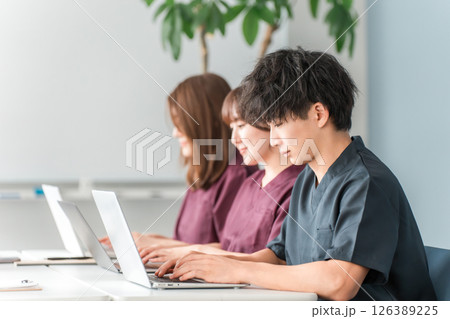 医療,カンファレンス・勉強会・セミナー・研修・研修を受けるスクラブ姿の男女医療スタッフ 医療,カンファレンス・勉強会・セミナー・研修・研修を受けるスクラブ姿の男女医療スタッフ 126389225