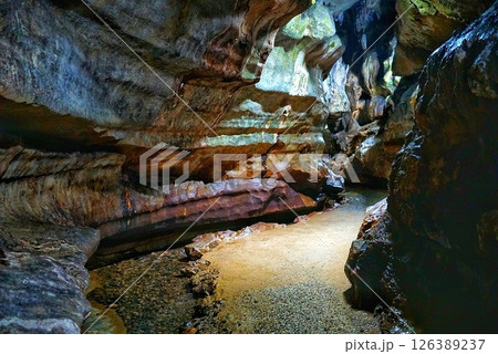 神秘的な鍾乳洞 126389237