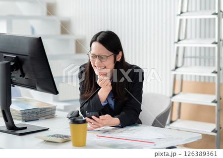 スマホをもって困った様子の建設会社社員 スマホをもって困った様子の建設会社社員 126389361