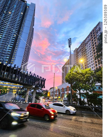 マレーシア：夕焼け空と高層ビルに囲まれたクアラルンプールの街並み 126389389
