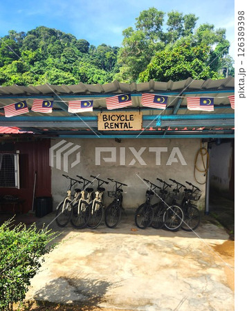 マレーシア国旗が並ぶティオマン島の自転車レンタル店 マレーシア国旗が並ぶティオマン島の自転車レンタル店 126389398