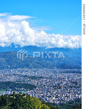 ネパール:ポカラの街を見下ろす高台からの風景 ネパール:ポカラの街を見下ろす高台からの風景 126389402
