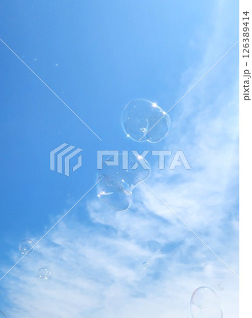 晴れた青空にふわりと舞うシャボン玉と柔らかな雲 晴れた青空にふわりと舞うシャボン玉と柔らかな雲 126389414