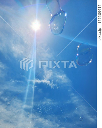 陽光にきらめくシャボン玉と広がる青空の風景 陽光にきらめくシャボン玉と広がる青空の風景 126389415